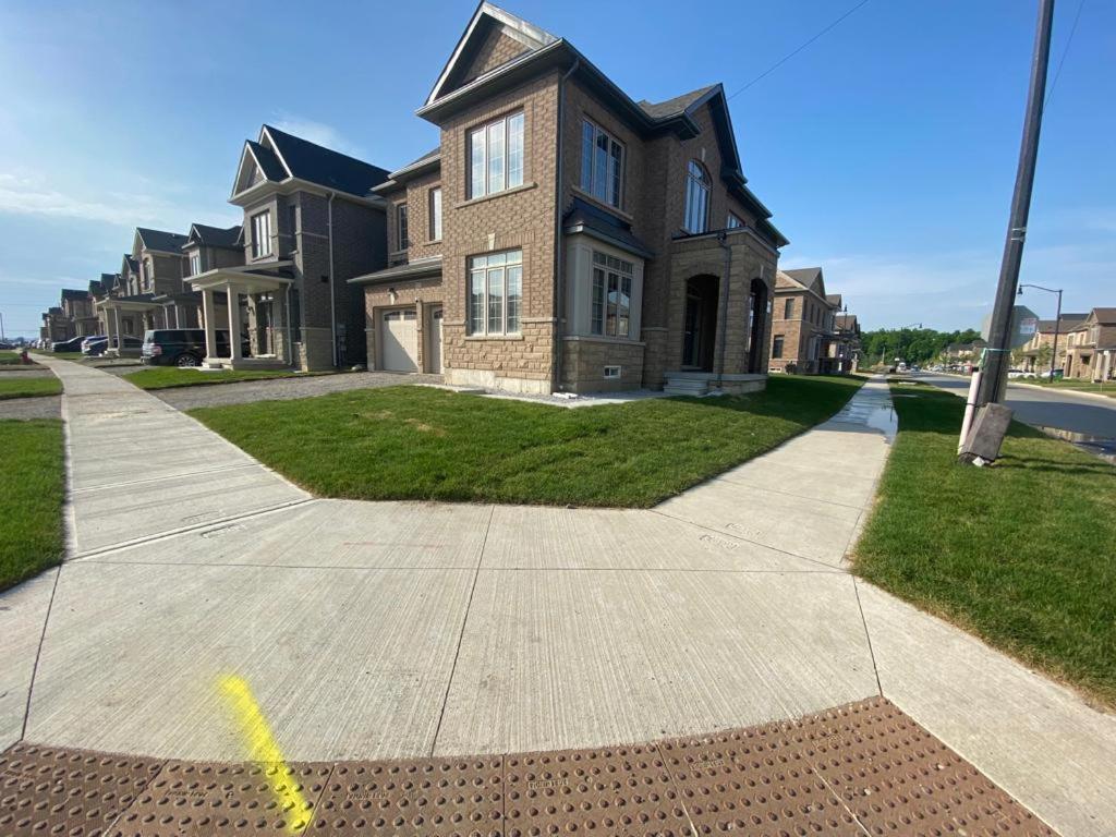 537 Veterans Dr Brampton On L7A 0C4 Villa Buitenkant foto