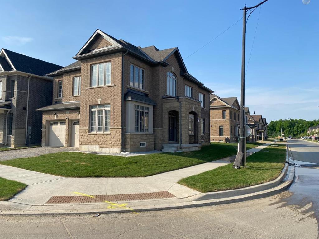 537 Veterans Dr Brampton On L7A 0C4 Villa Buitenkant foto