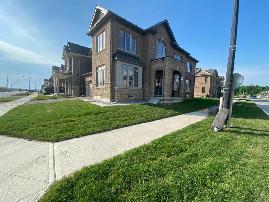 537 Veterans Dr Brampton On L7A 0C4 Villa Buitenkant foto