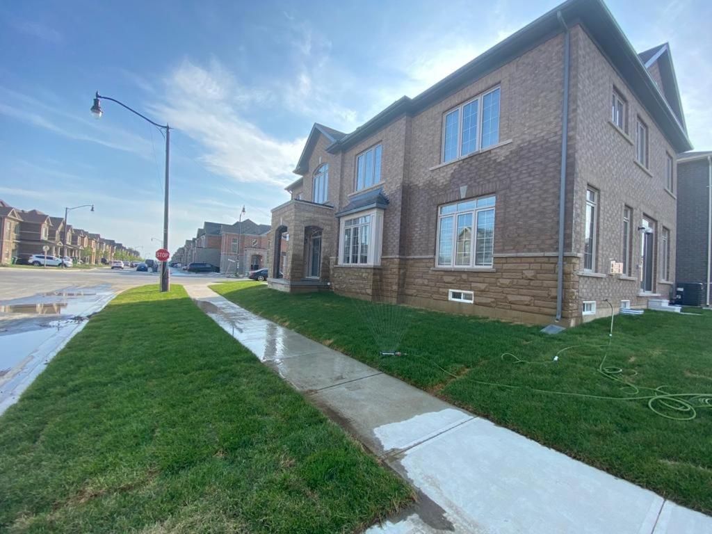 537 Veterans Dr Brampton On L7A 0C4 Villa Buitenkant foto