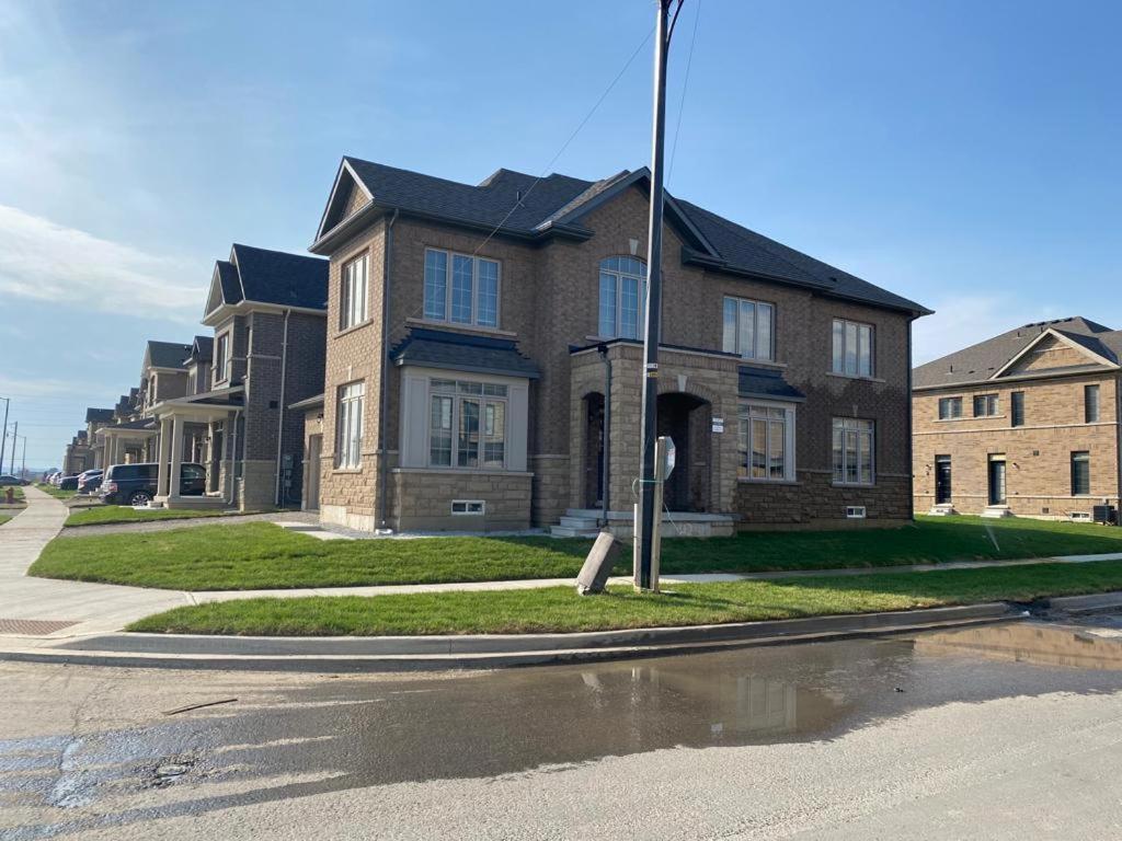 537 Veterans Dr Brampton On L7A 0C4 Villa Buitenkant foto
