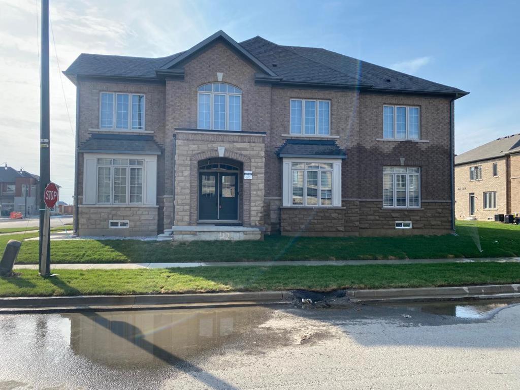 537 Veterans Dr Brampton On L7A 0C4 Villa Buitenkant foto